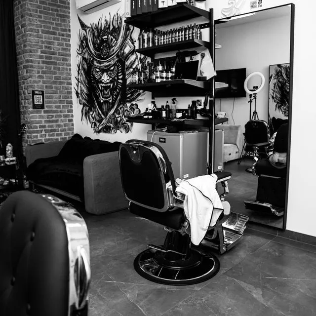 Stanowisko barberskie na tle muralu z samurajem