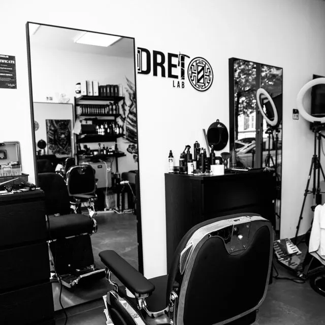 Wnętrze salonu z logo DreiLab na ścianie